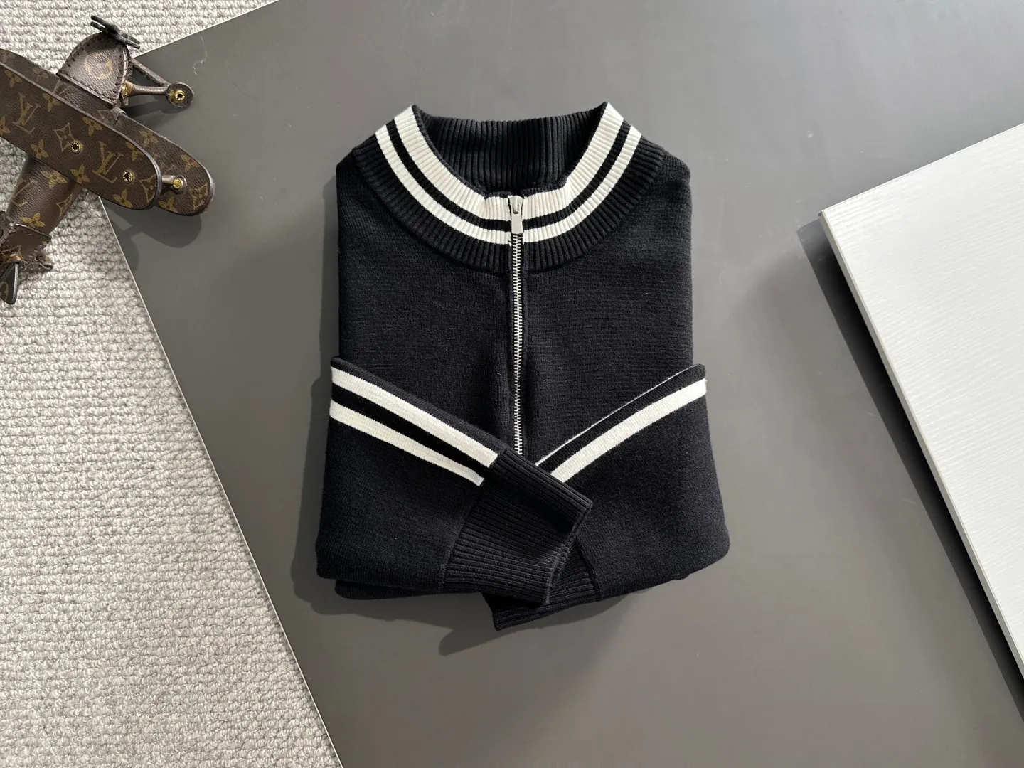 Next day shipping P460 Big Goose 2025 official website latest winter sweater, popular items are on sale at the counter simultaneously! Specially made of wool blended fabric. It feels comfortable and can be directly in contact with the skin. The logo badge is exquisitely embroidered, which is extremely eye-catching! The details highlight the fashionable charm of big brands. Exquisite workmanship. Three-dimensional cutting style. The wearing effect is invincible and handsome! All three standards are complete! Size: M-3XL